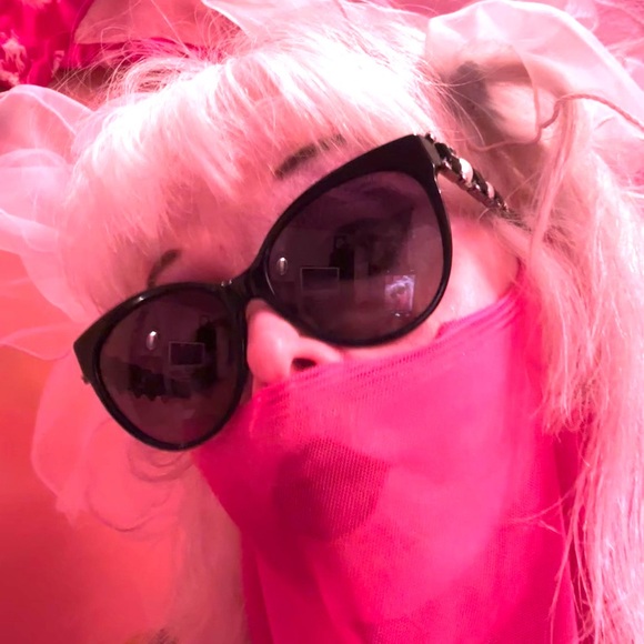 Memorial Day sale! 50% off Rare polarized CHANEL sunnies/case owned by ANGELYNE - Picture 1 of 14